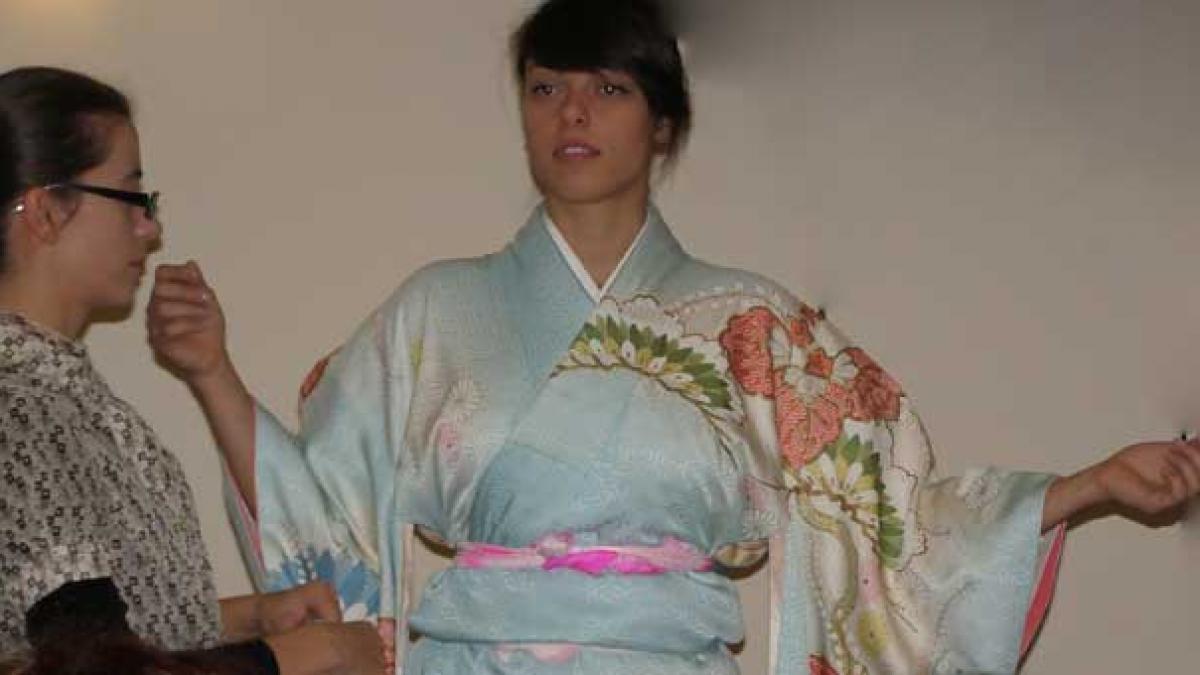 Cum se îmbracă un kimono?