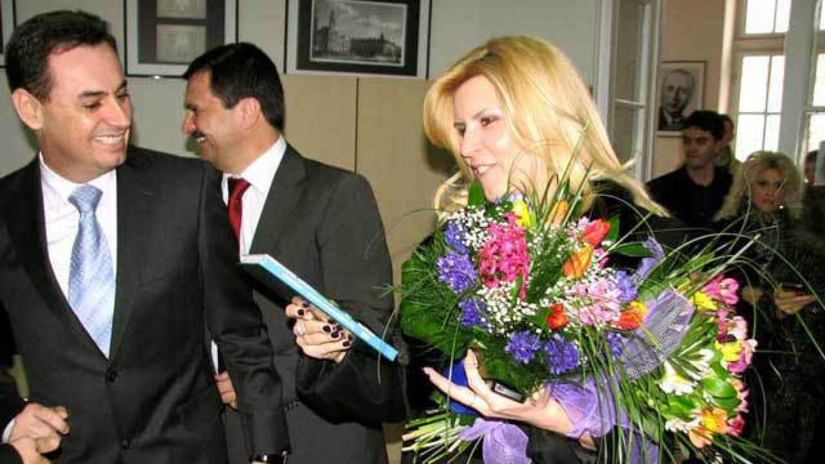 Elena Udrea l-a lansat la apă pe Falcă