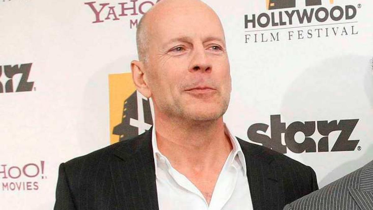 Bruce Willis îşi împrumută imaginea unei bănci din Rusia
