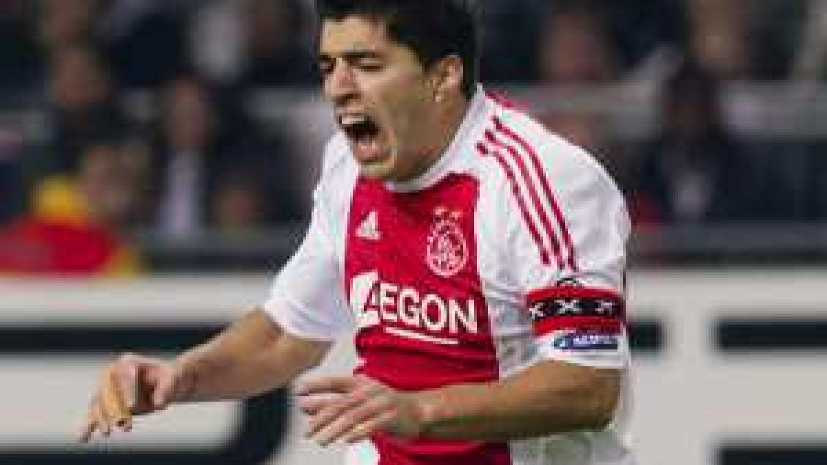 Suarez, suspendat 7 meciuri după ce a muşcat un adversar