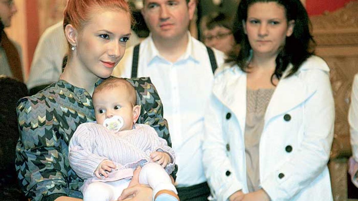 Adela Popescu,  naşă pentru nepoată