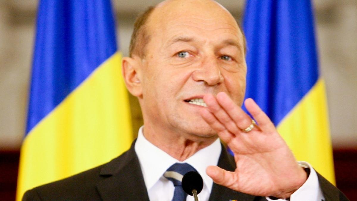 Băsescu: Românii sunt minţiţi zilnic, fete rujate vorbesc de bănişorii oamenilor