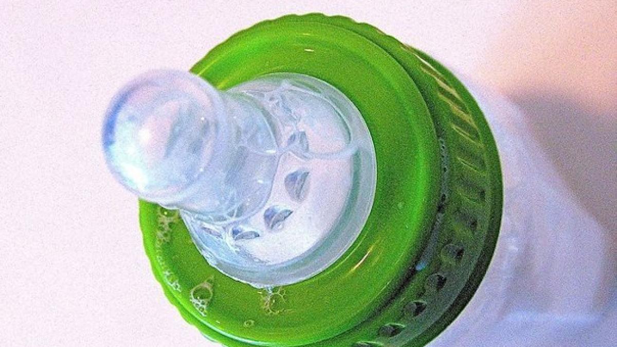 Biberoanele din plastic ce conţin bisfenol A, retrase de pe piaţa din luna martie
