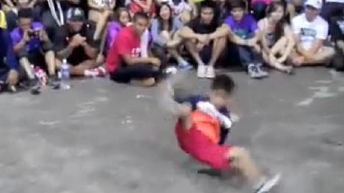 Breakdancer la 8 ani! "Micul demon" dă spectacole impresionante, executând mişcări complicate de breakdance
