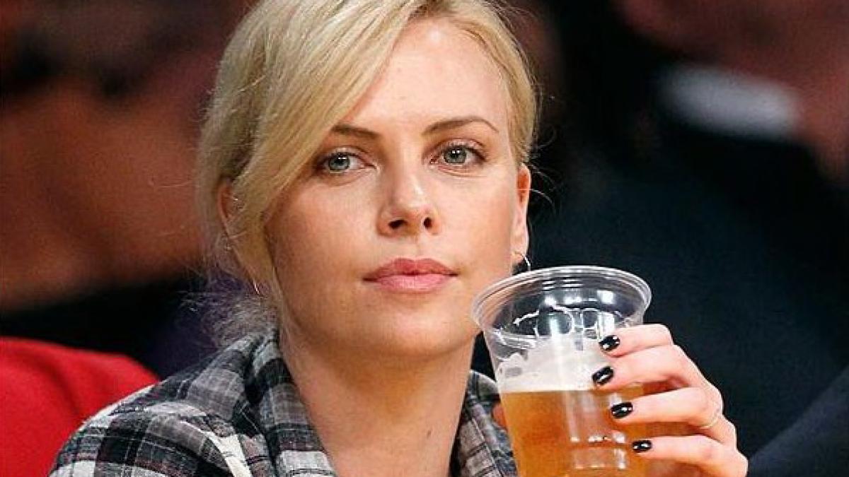 20.000 de dolari pentru o întânire cu Charlize Theron