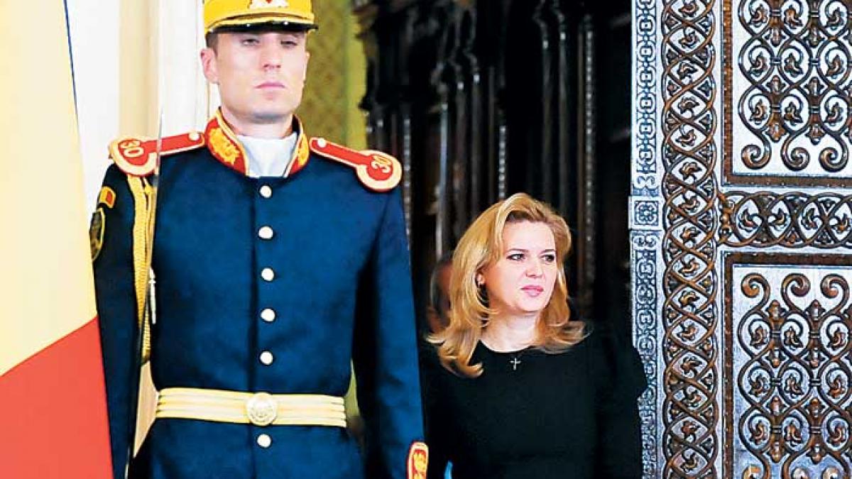 Roberta dictatoarea s-a împiedicat de Geantă