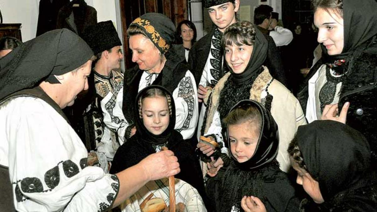 Nuci, mere şi cozonac pentru colindători