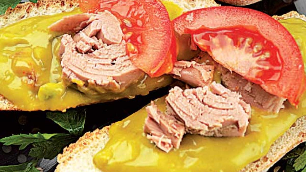 Tartine cu ton şi guacamole