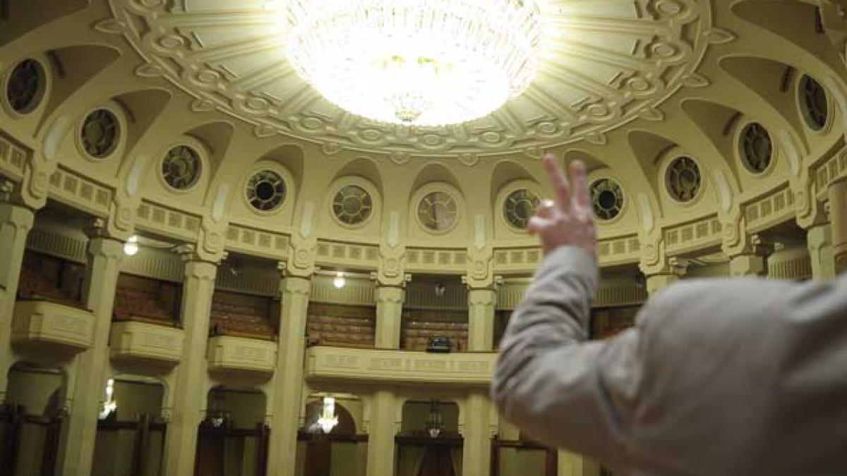 De câţi oameni e nevoie să schimbi un bec în Parlament