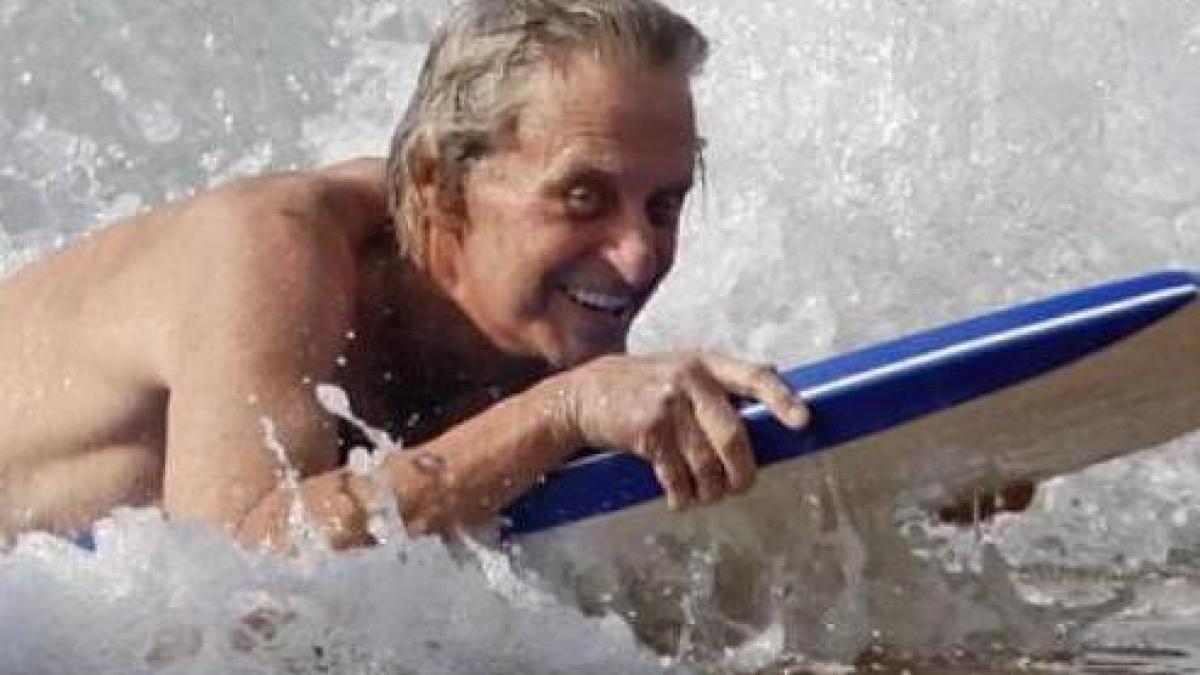 Michael Douglas, pe val în Hawaii