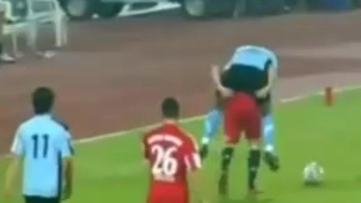 Video: Ribery fuge cu un adversar în spate... la propriu!