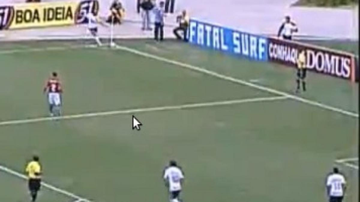 Video: Roberto Carlos marchează direct din corner!