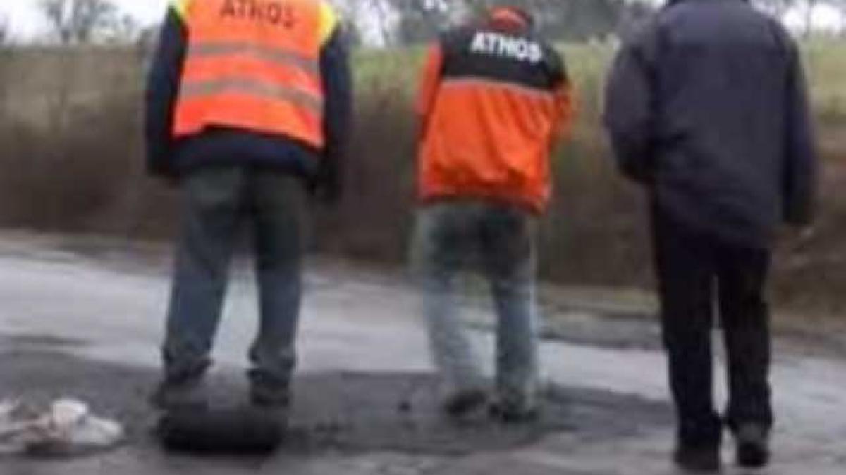Marea asfaltare cu piciorul şi târnăcopul (video)