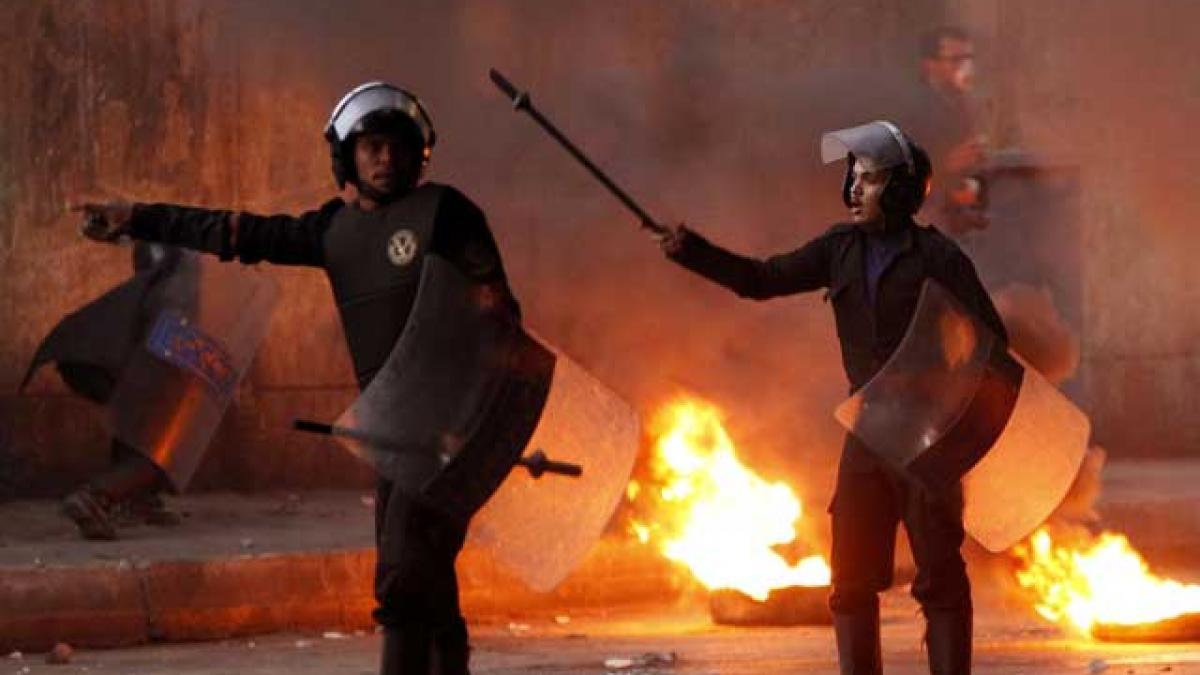 Alertă maximă în Egipt: Confruntări violente între protestatari şi forţele de ordine