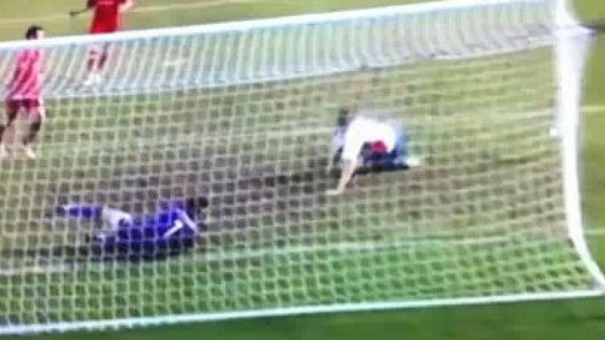 Video: Rooney s-a împiedicat de minge în faţa porţii goale