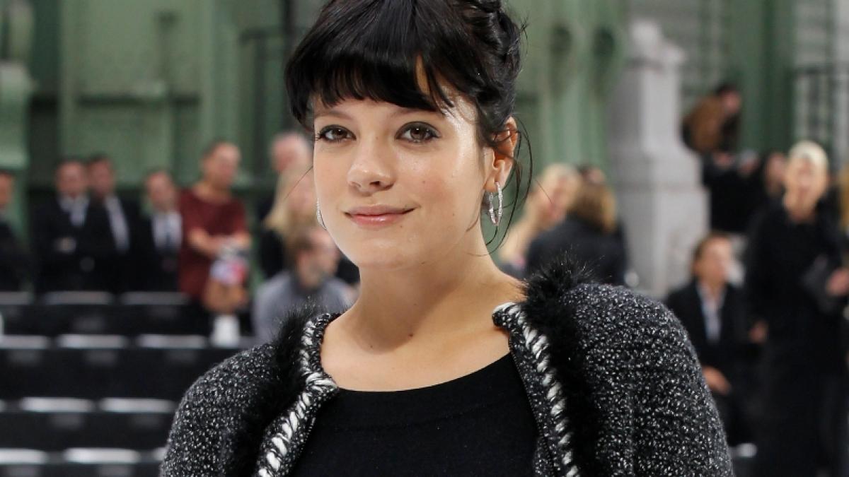 Lily Allen dă în judecată un tabloid britanic pentru invadarea intimităţii