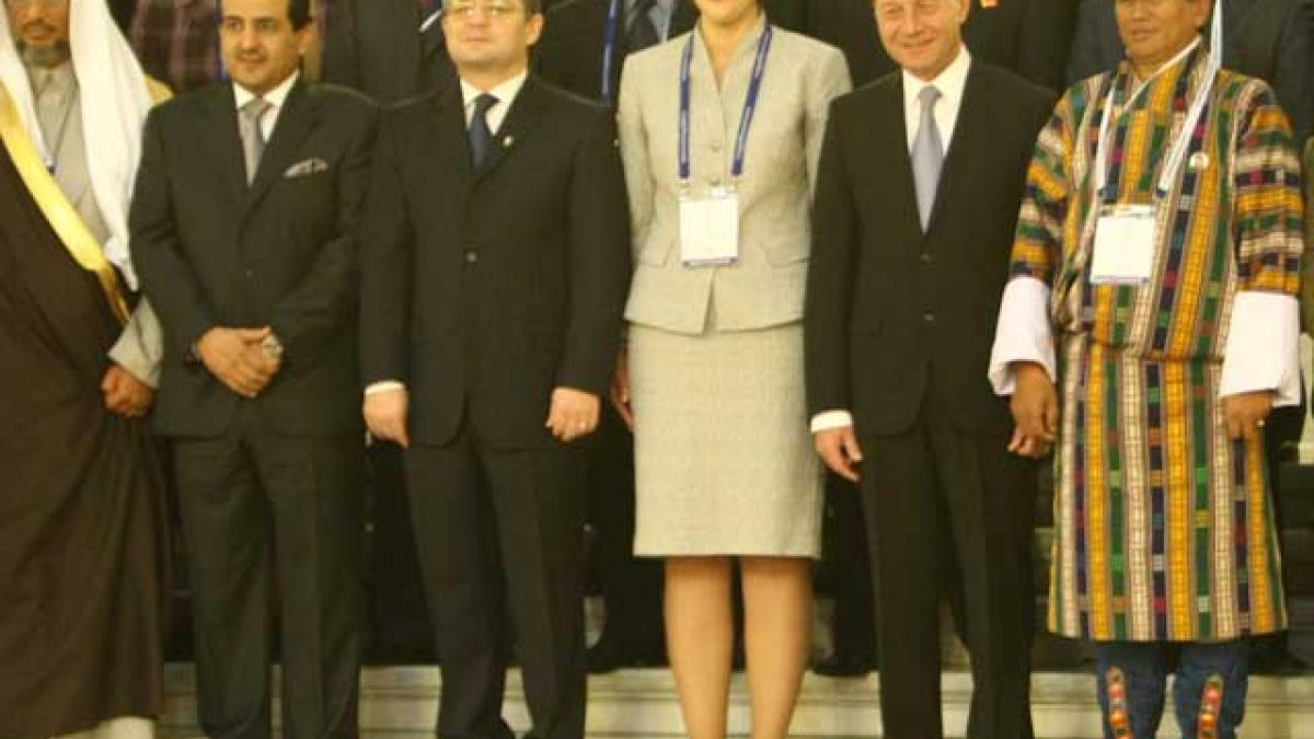 Pe vârfuri, privind către unchiul Sam