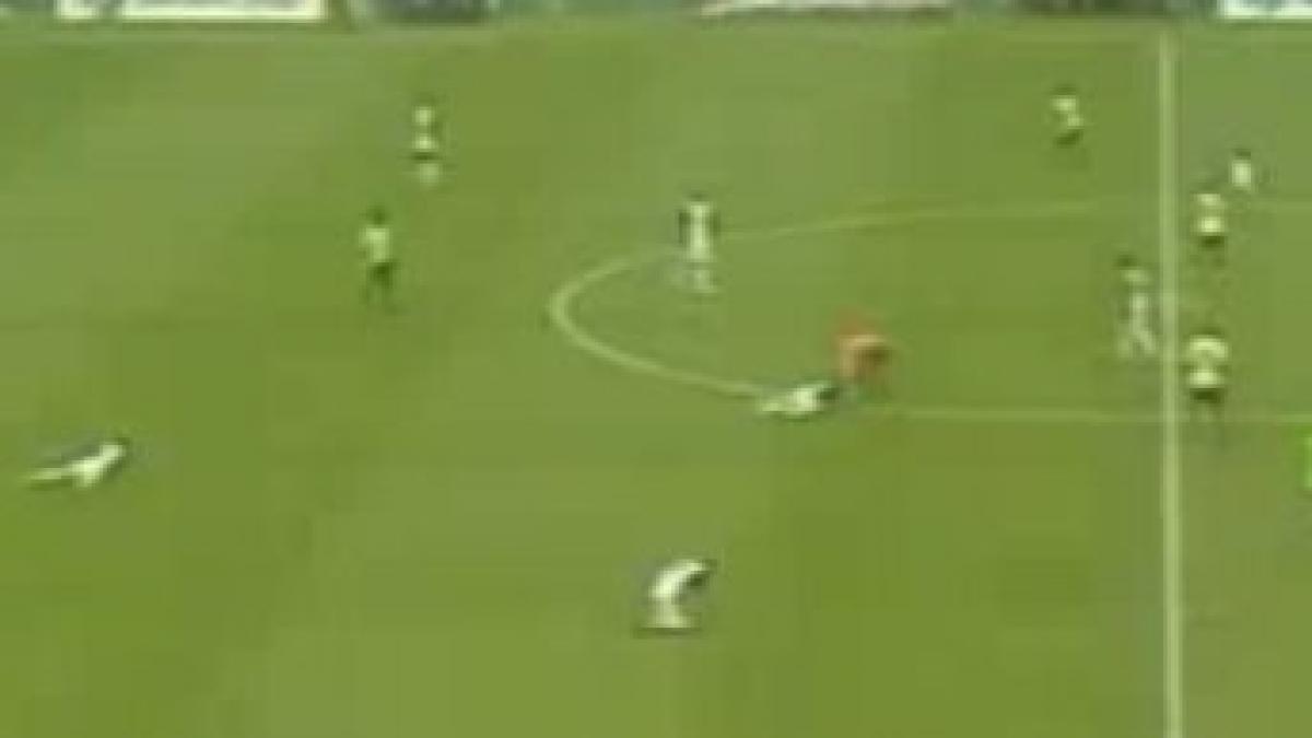 Video: Fotbalişti speriaţi de fulgere în Columbia