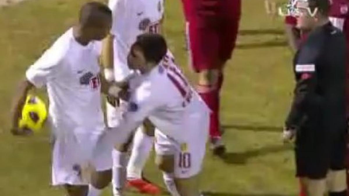 Video: S-a războit cu un coleg ca să bată o lovitură liberă şi a dat gol!