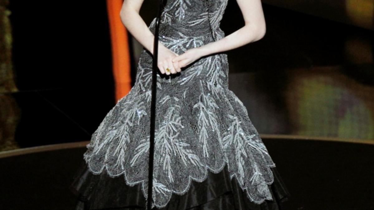 Anne Hathaway, fermecătoare la Oscar, în opt ţinute impecabile