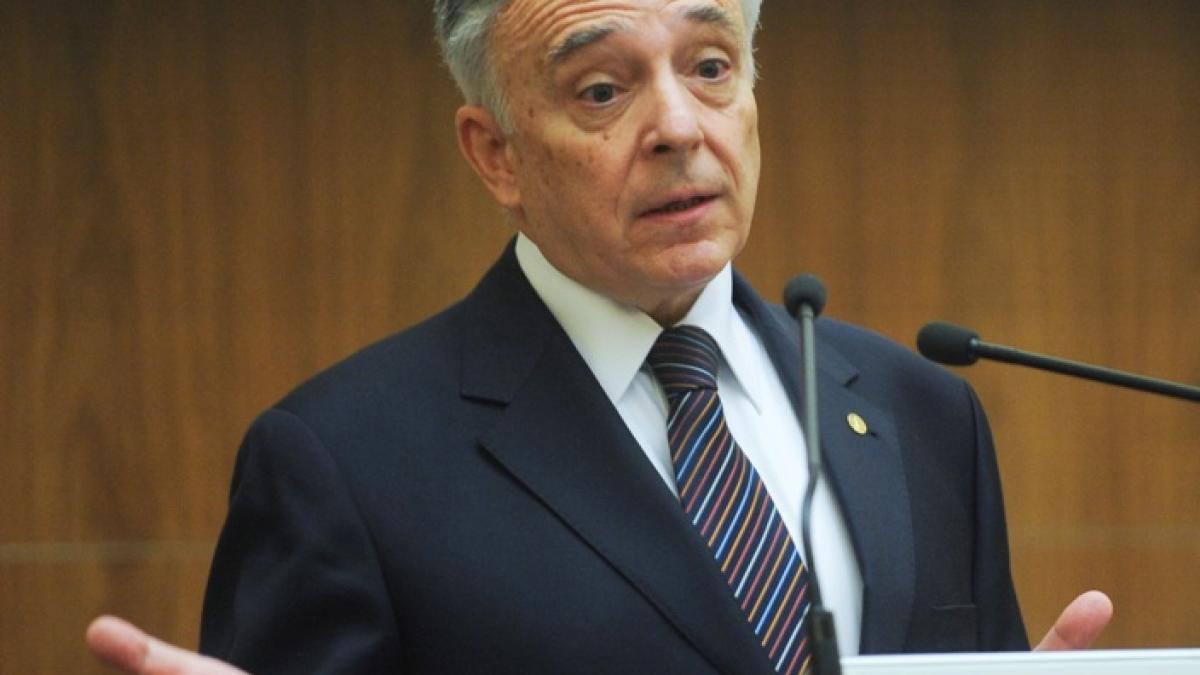 Isărescu îl contrazice pe Boc: Nu ieşim din criză