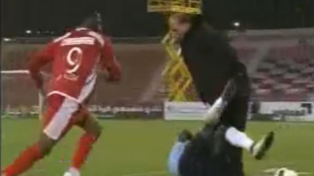 Video: Un fotbalist şi-a accidentat propriul antrenor