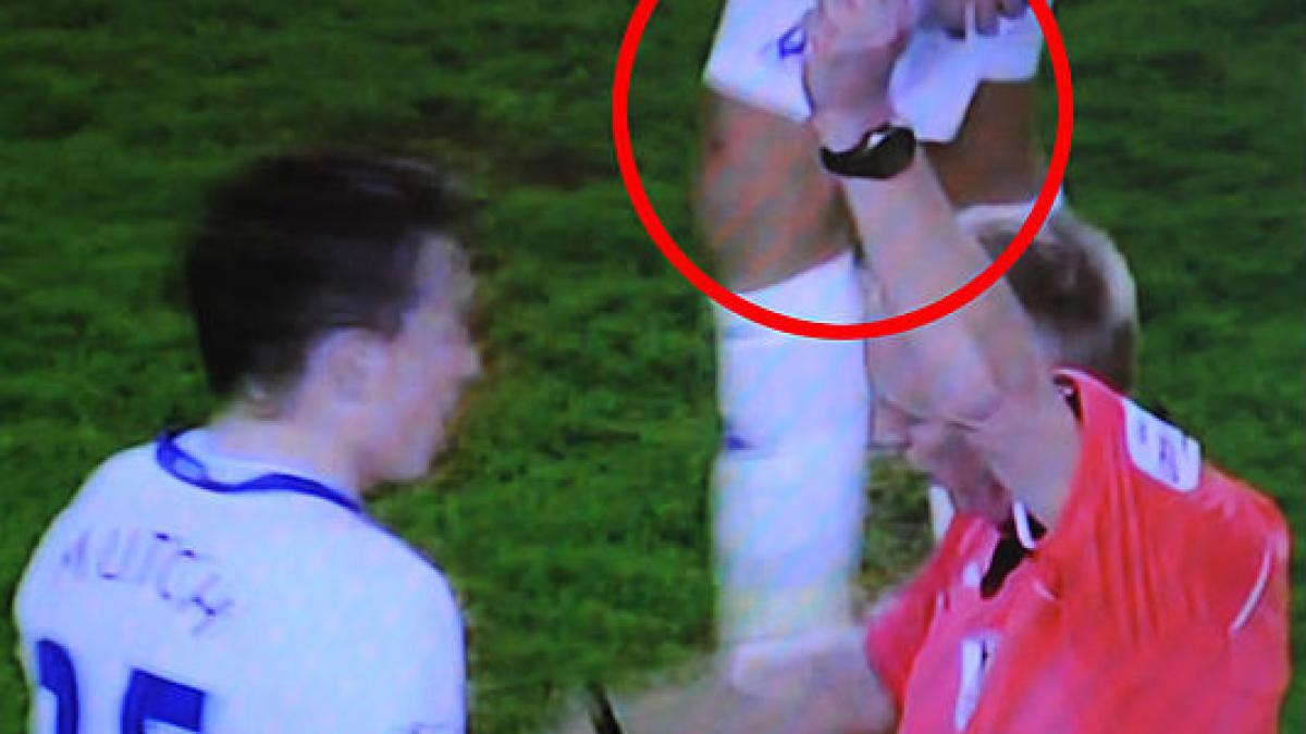 Video: Un arbitru englez a inventat cartonaşul invizibil!