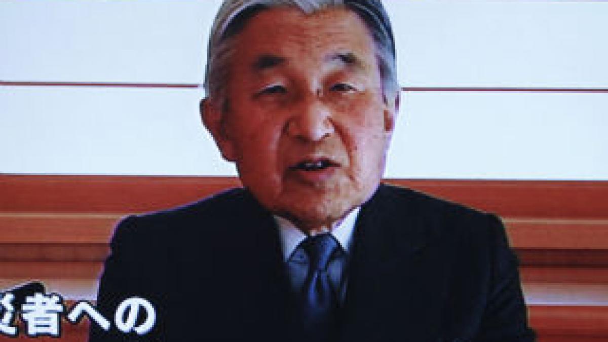 Împăratul Akihito se roagă pentru sufletele victimelor cutremurului