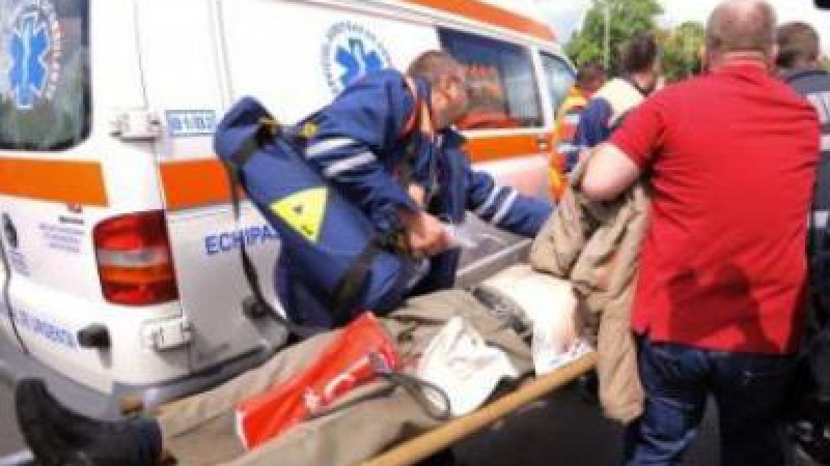 Cinci persoane rănite, după ce un autobuz a lovit două maşini