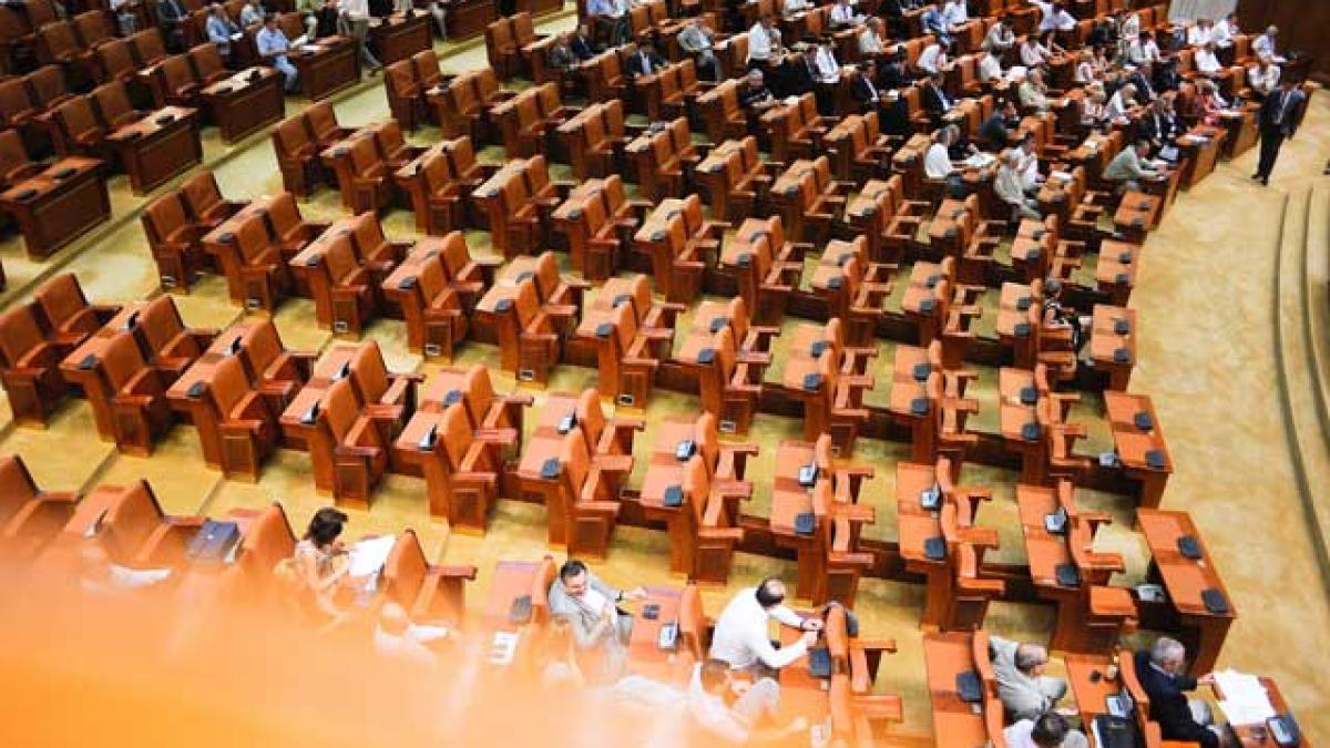 29 de deputaţi mai ţin în braţe Guvernul Boc
