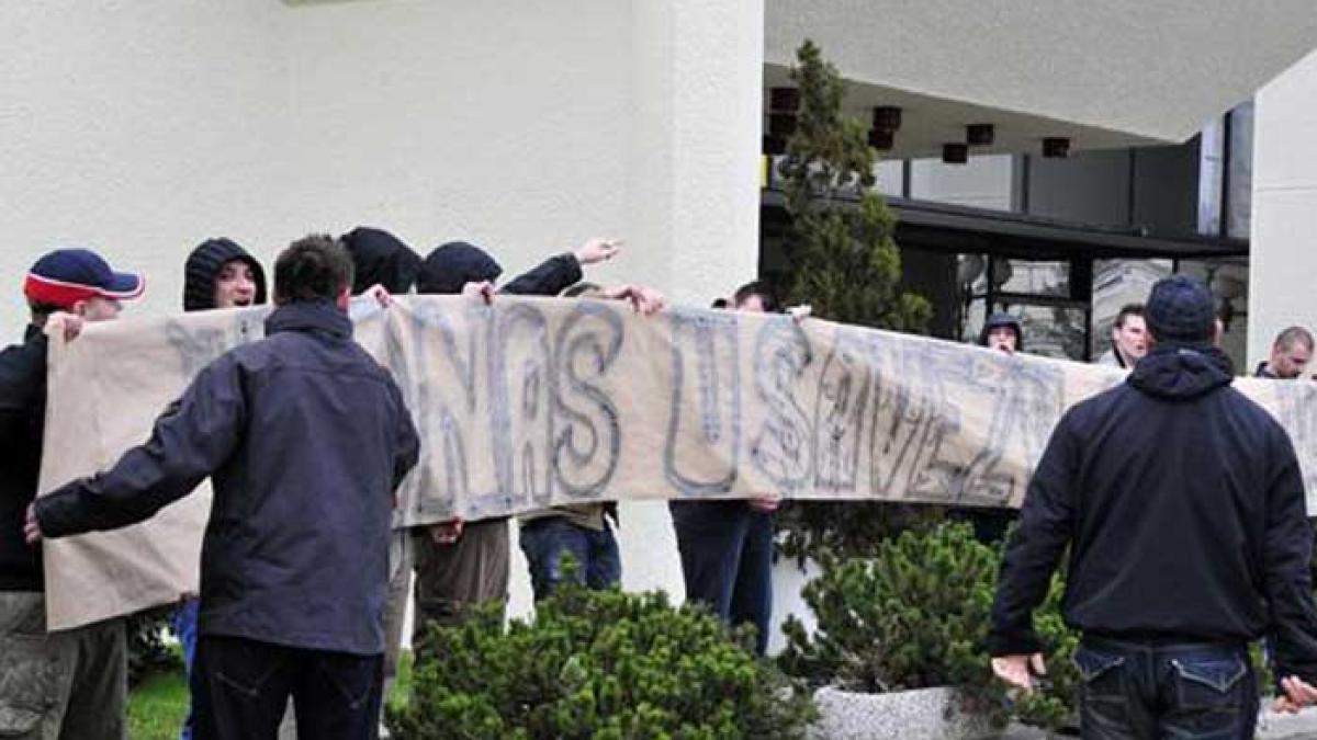 Bosnia se faultează singură