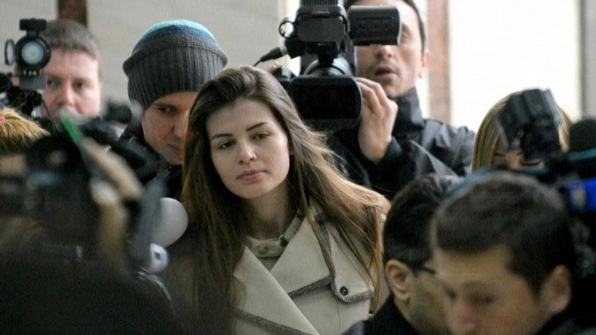 Monica Columbeanu, apărată de doi... taţi!