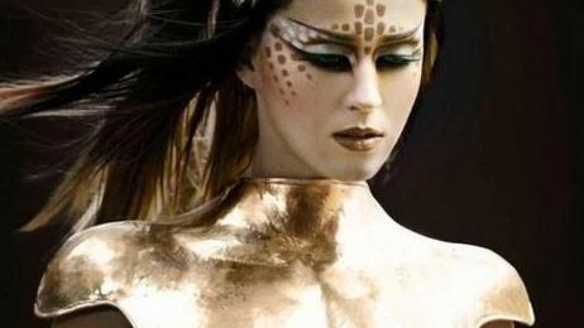 Katy Perry lasă corsetele pentru look-ul unei extraterestre aurii
