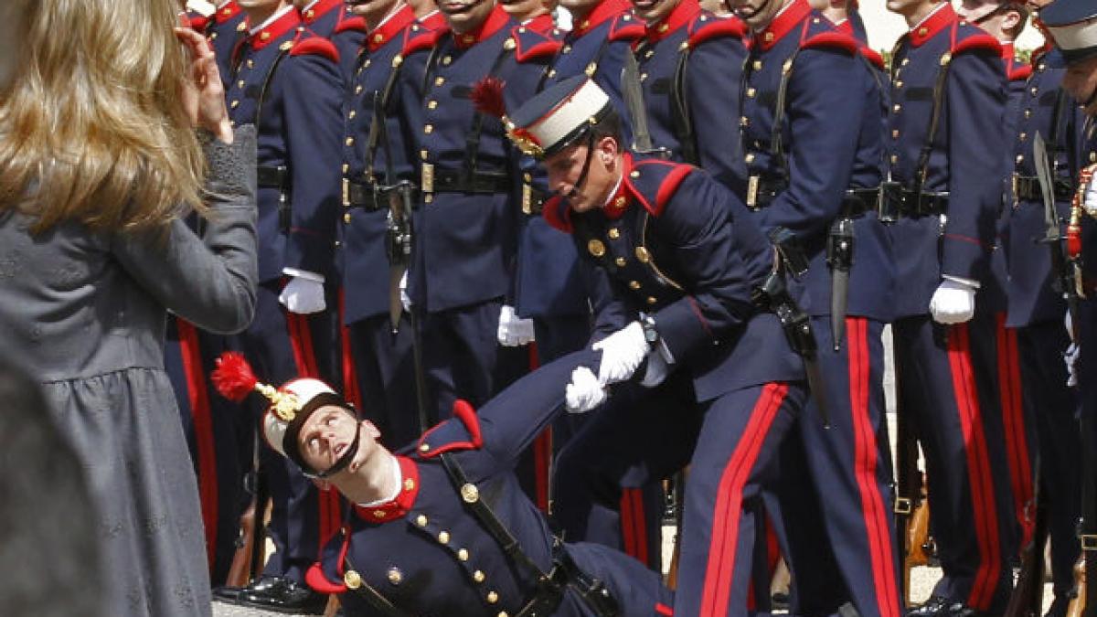 Un soldat spaniol a murit în timp ce îi dădea onorul Prinţului Charles
