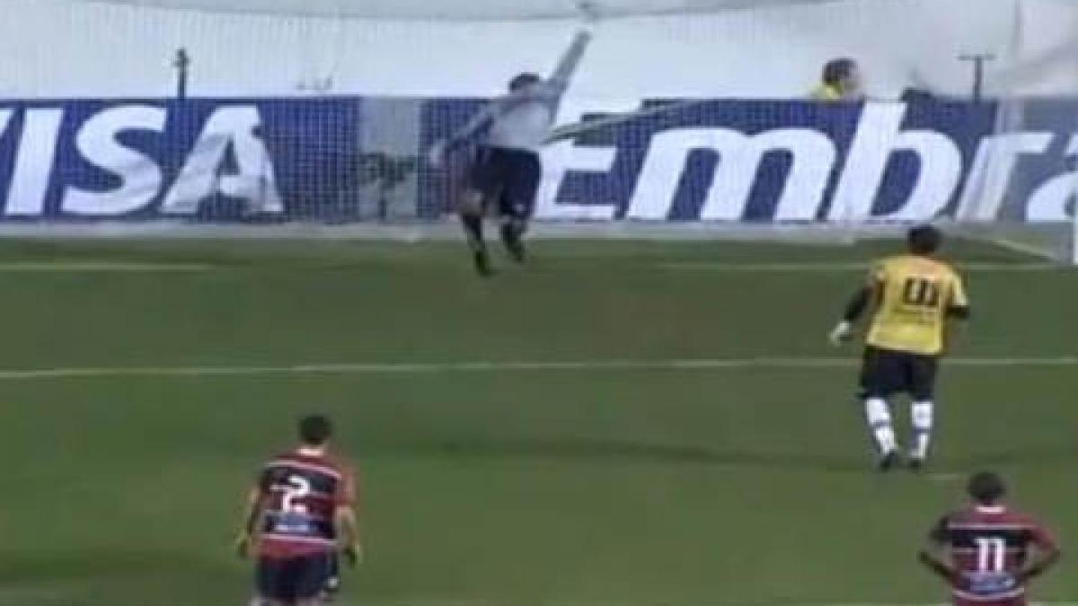 Rogerio Ceni s-a făcut de râs! Vezi cum a ratat un penalty!