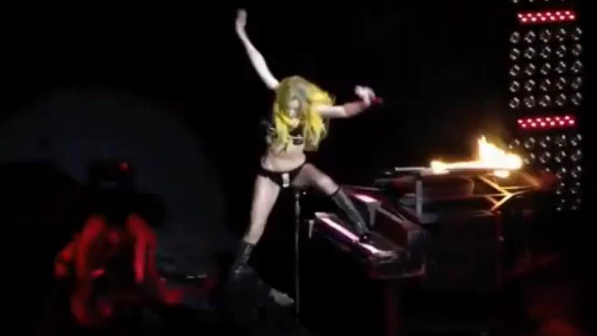 Lady Gaga a căzut de pe pian, sub ochii fanilor (Video)