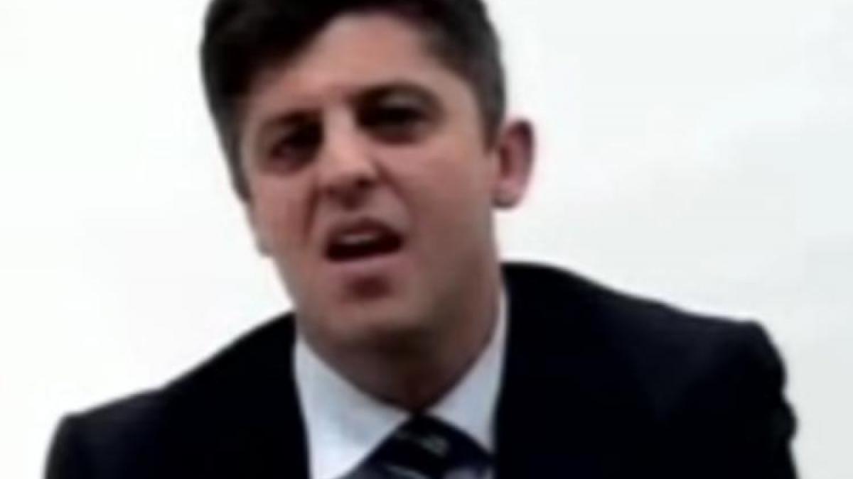 Tălmăcean ştie şi cu gura! Vezi ce melodii le-a dedicat lui Boc şi Băsescu