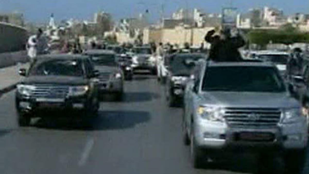 Gaddafi, la plimbare prin Tripoli – video