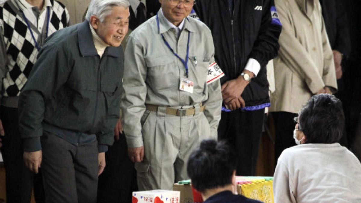 Împăratul Japoniei, în vizită la sinistraţi