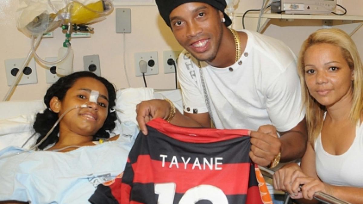 Ronaldinho a vizitat copiii răniţi în atacul de la Rio
