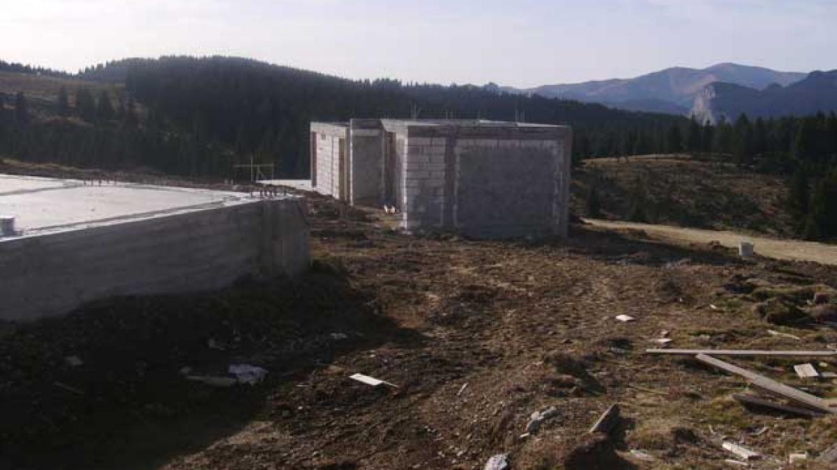 Platoul Bucegilor a devenit teren pentru construcţii