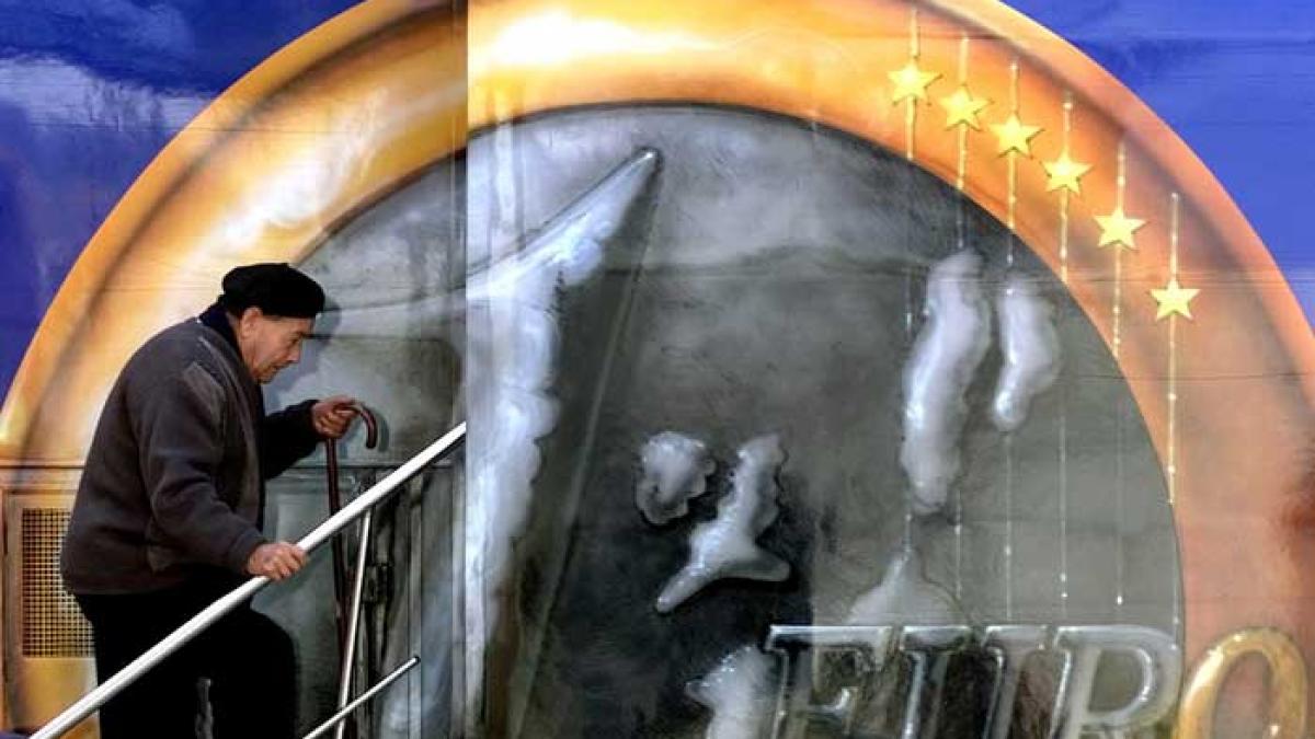 Guvernul renunţă la adoptarea euro în 2015