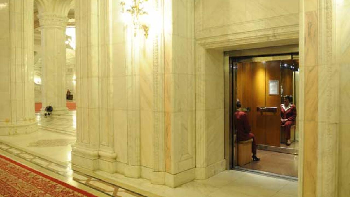 Lifturile Parlamentului stau să cadă