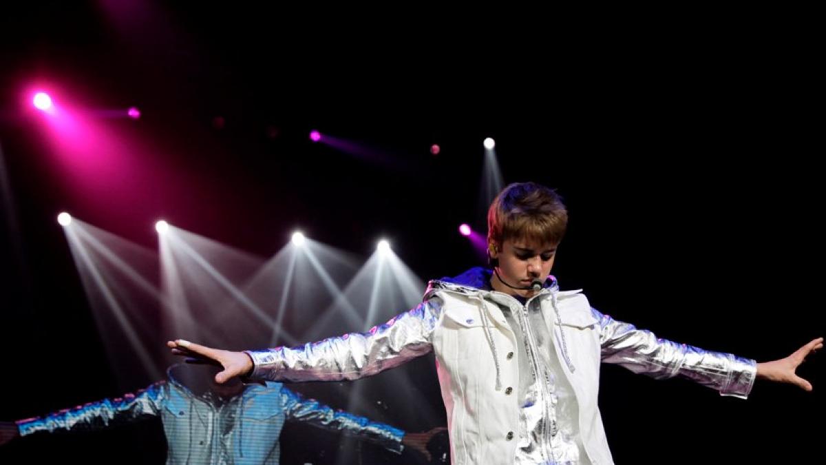 Justin Bieber, "bombardat" cu ouă pe scenă (Video)