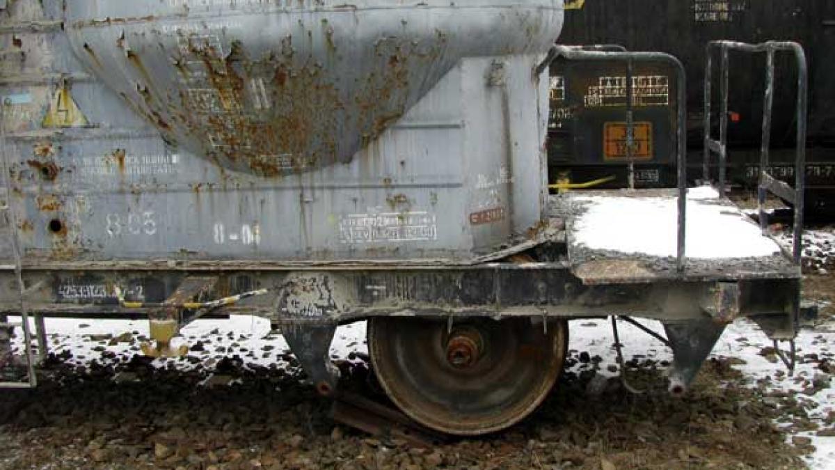 Se fură şinele de sub tren