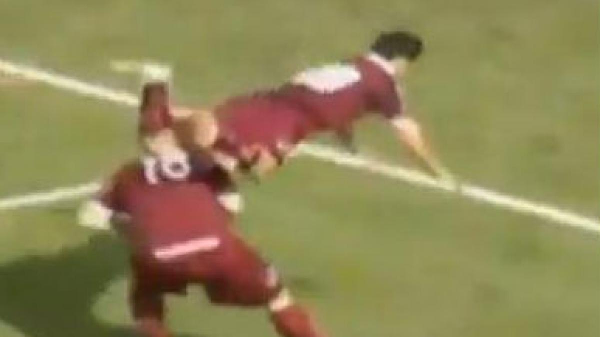 Ţeapă după gol: a aterizat pe burtă când a vrut să sară în spatele colegului!