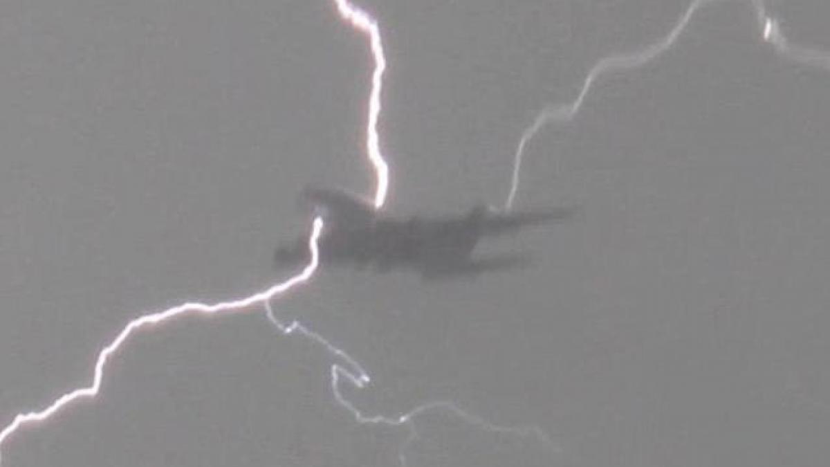 Electrizant: Un avion a fost lovit de fulger în apropierea Londrei!
