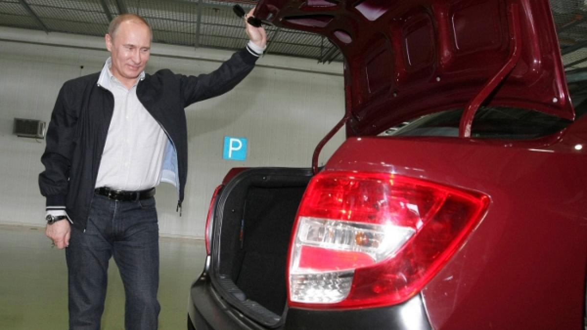 Putin a testat noua Lada Granta: Maşina a pornit la a cincea cheie!