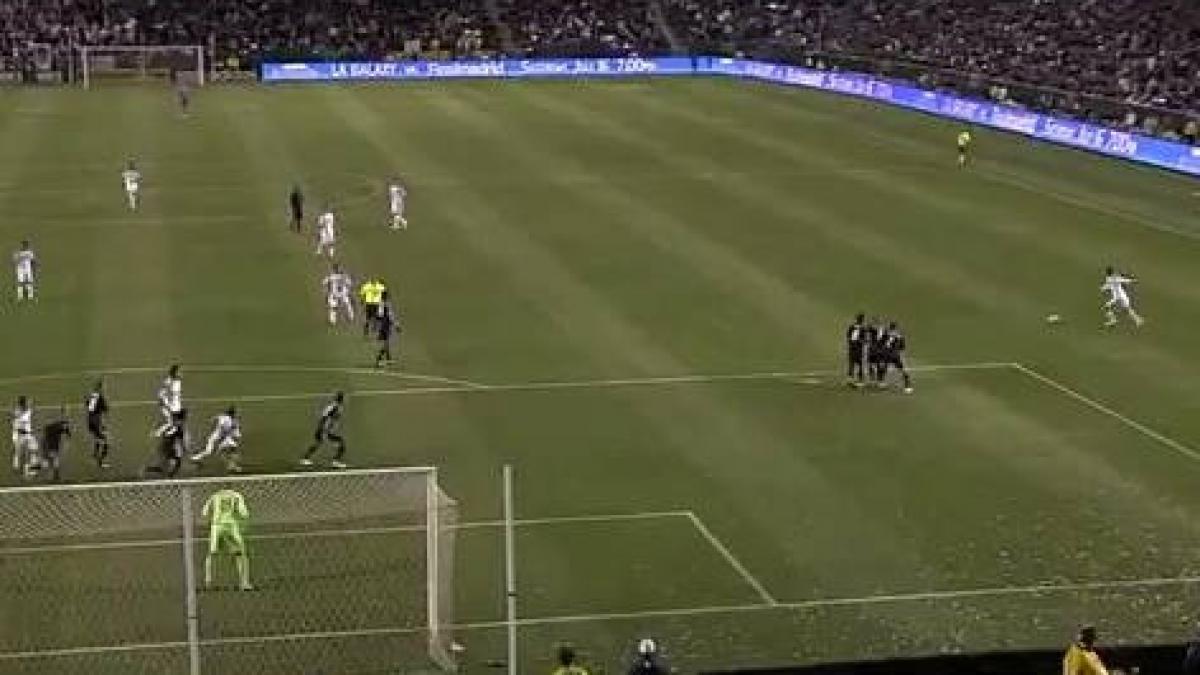 Beckham încă mai poate. Vezi o super lovitură liberă!