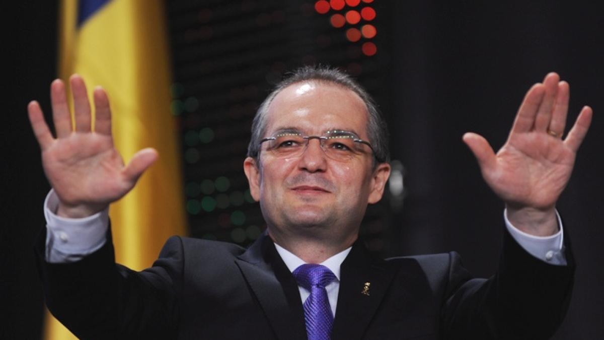 Scandal la PDL: Fluturaşi cu numele vicepreşedinţilor, împărţiţi înaintea votului - LIVE TEXT